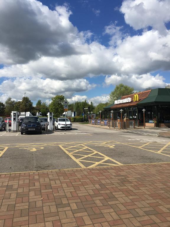 Warrington Motel, J20 M6 Lymm Services Экстерьер фото